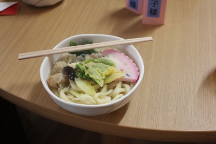 生徒が盛り付けた昼食